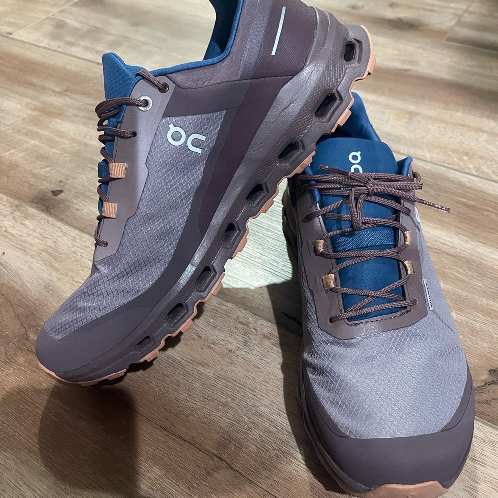 Like new ON RUNNING TRAIL SHOES